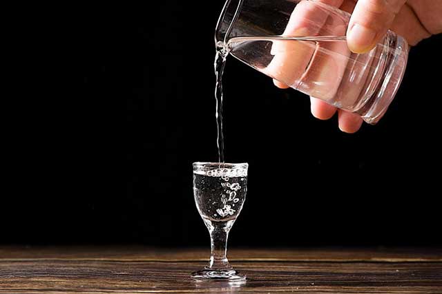白酒属于烈性酒吗？(白酒的酒精度数)