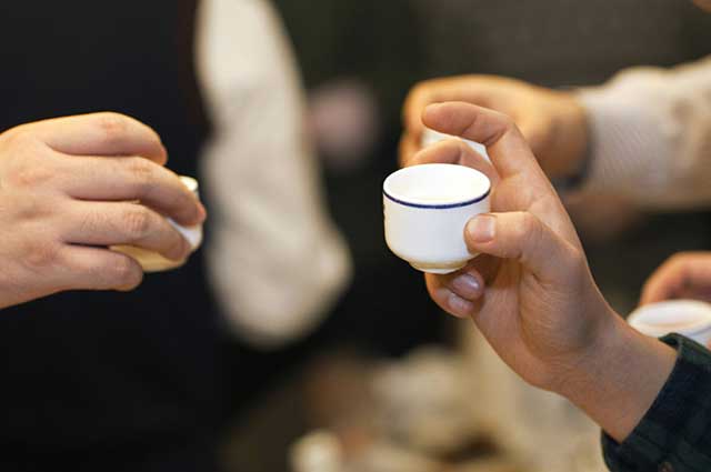 传统酒桌礼仪:父子不同桌、叔侄不对饮