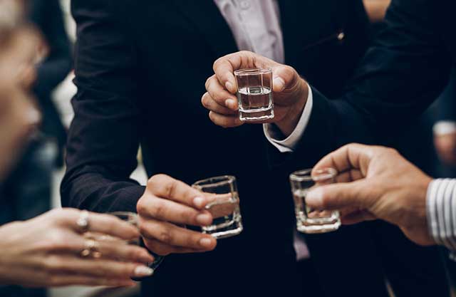 浅谈酒桌礼仪丨中国酒桌上的斟酒、敬酒、干杯