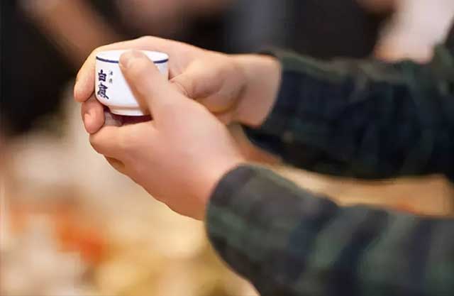 酒桌文化丨敬酒时牢记2句“行话”，让你在酒桌上“如鱼得水”(图2)