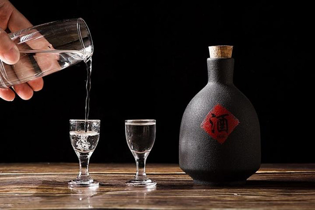 酒说丨啤酒白酒为什么不能一起掺着喝？(啤酒白酒掺着喝的危害)(图1)