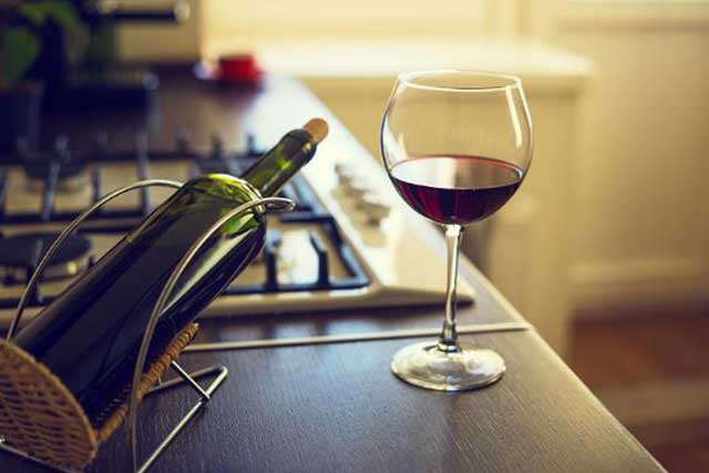 酒说丨葡萄酒的口感有点酸味还能喝吗？ (图1)