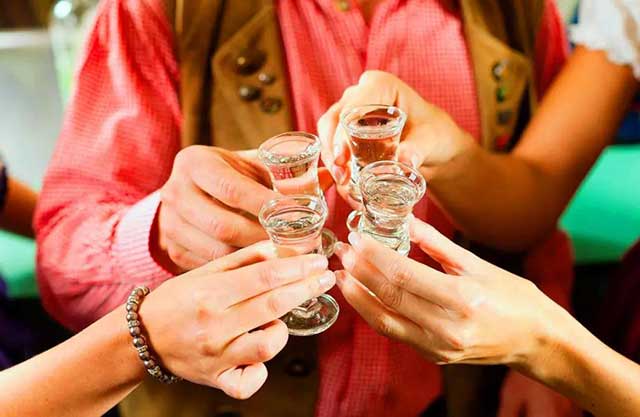 酒桌礼仪丨一桌人喝酒，先从贵的酒喝还是先从便宜的酒喝？(图3)