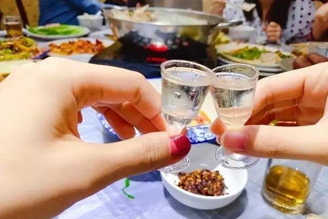 酒桌礼仪丨一桌人喝酒，先从贵的酒喝还是先从便宜的酒喝？(图2)
