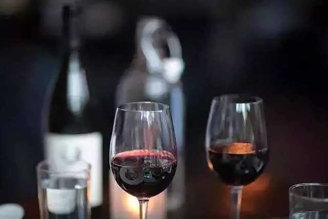 酒桌文化丨老板给下属倒酒，高情商的人怎么做的 ？(图2)