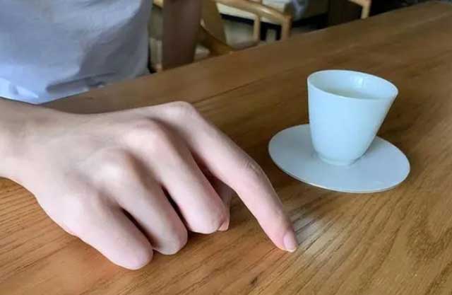 酒说丨酒桌上的“敲桌”礼仪其实也有讲究？(图2)