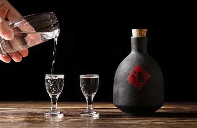 古语“酒满为敬”之意义，展示代客的讲究(图3)