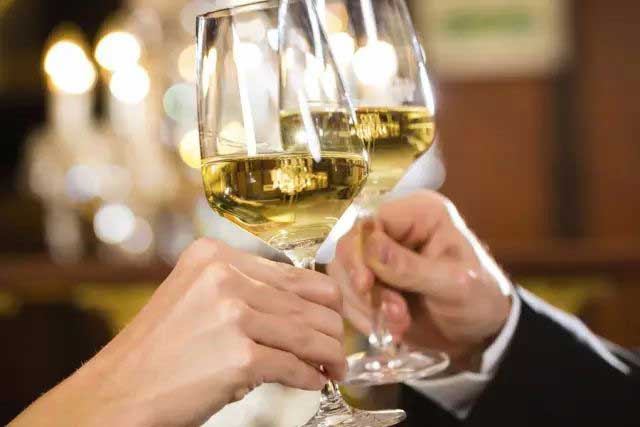 酒说丨哪些葡萄酒买来就达到了适引期？就应该尽早喝掉？(图2)