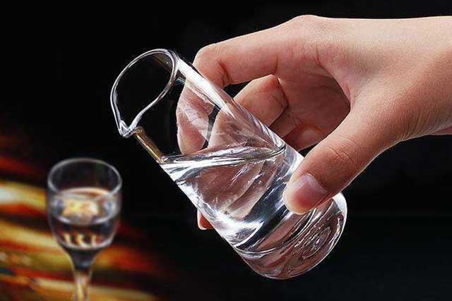 酒说丨有人喝完白酒后脸红是怎么回事？(图3)