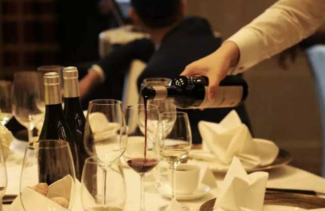 酒说丨酒会上葡萄酒侍酒顺序，你知道多少？(图3)