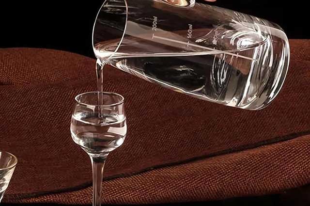 酒说丨喝白酒之后为什么要多喝水？